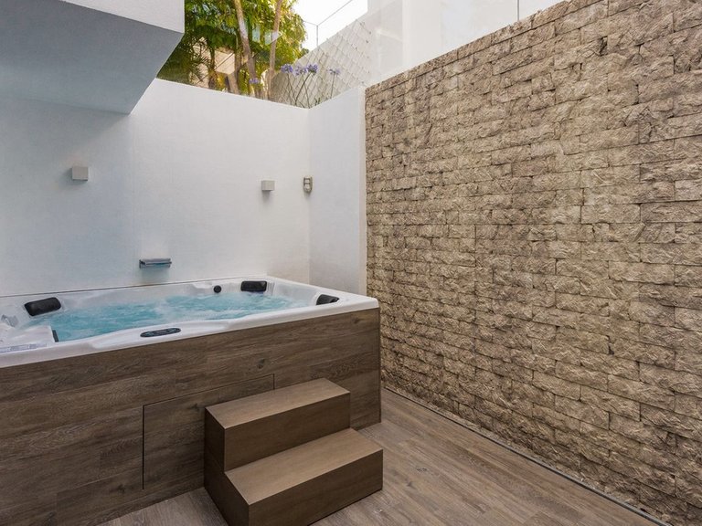 Villa for Sale in The Golden Mile, Malaga 32
