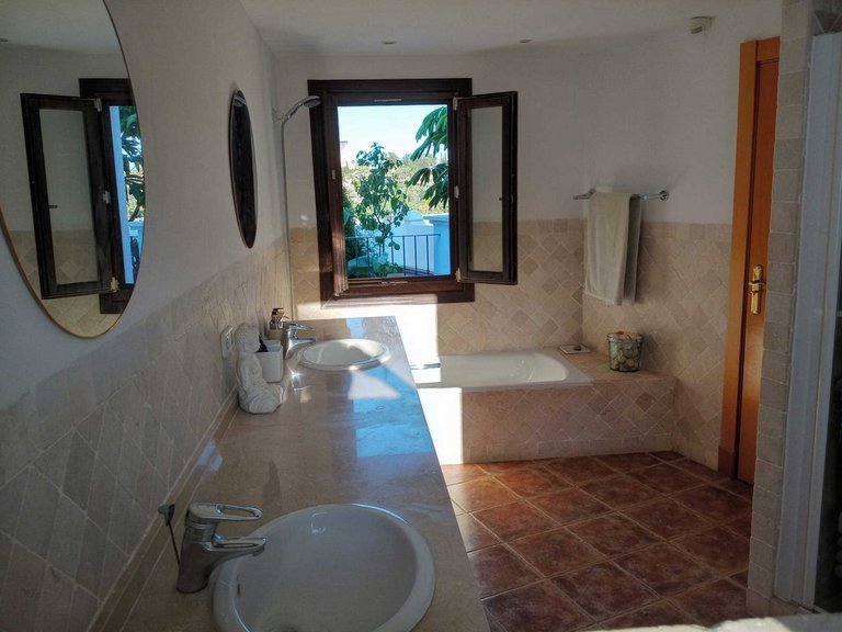 Villa for Sale in El Paraiso, Malaga 18