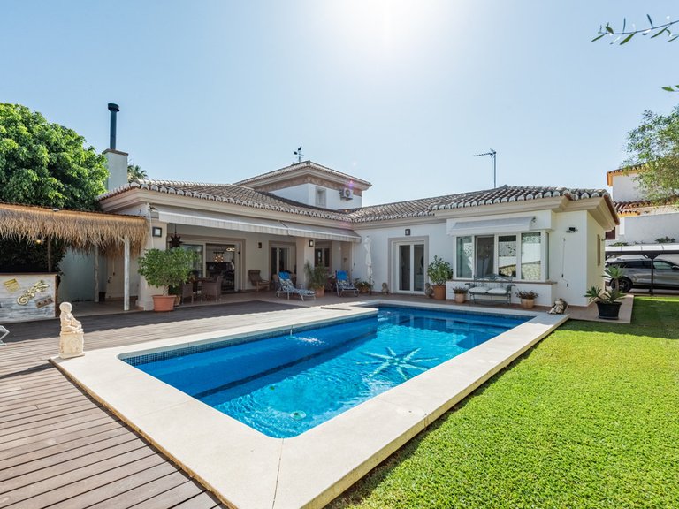 Villa for Sale in Sierrezuela, Malaga 1