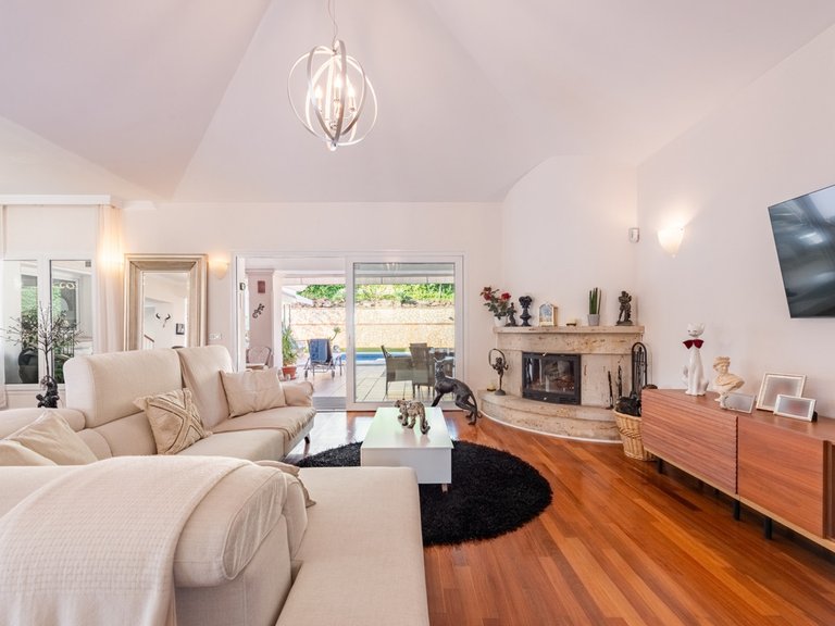 Villa for Sale in Sierrezuela, Malaga 6