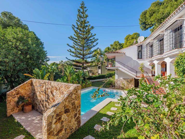 Villa for Sale in Pinares De San Antón, Malaga 1