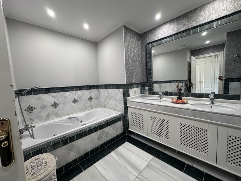 Apartment for Sale in The Golden Mile, Malaga 10