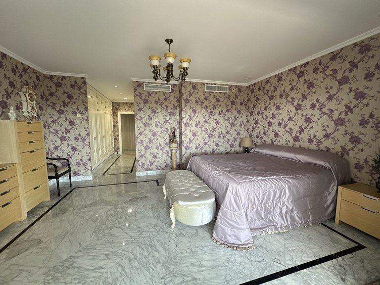 Apartment for Sale in The Golden Mile, Malaga 20