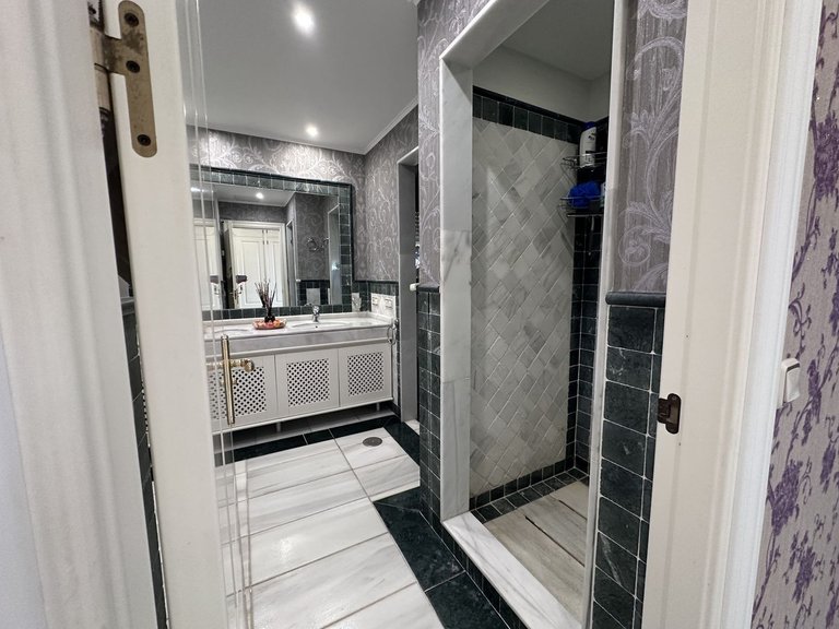 Apartment for Sale in The Golden Mile, Malaga 9