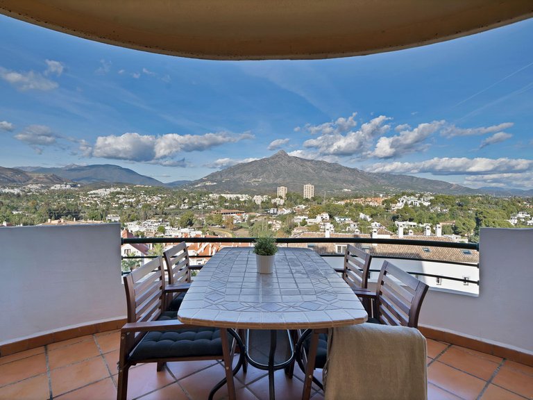 Apartment for Sale in Nueva Andalucía, Malaga 1