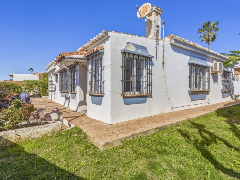 Villa for Sale in El Chaparral, Malaga 1