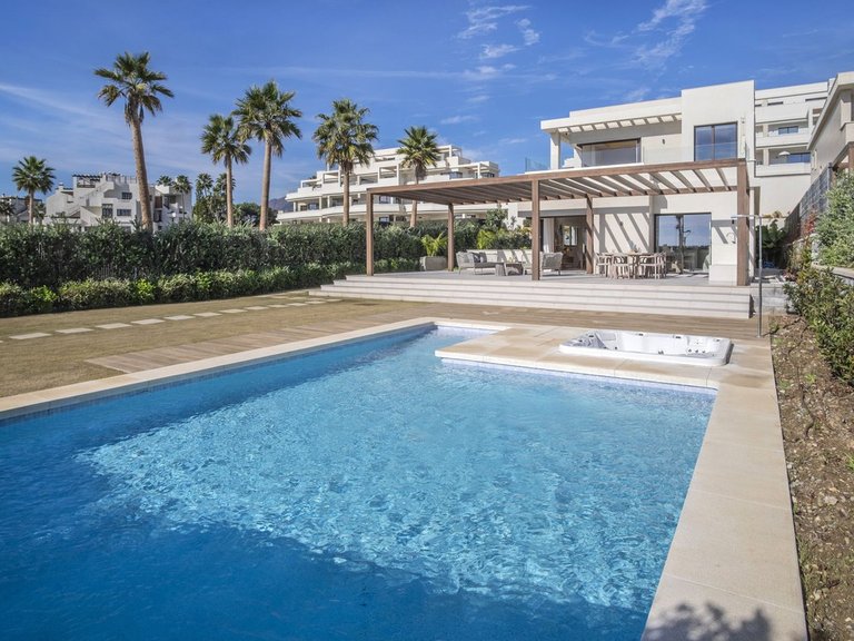 Villa for Sale in New Golden Mile, Malaga 1