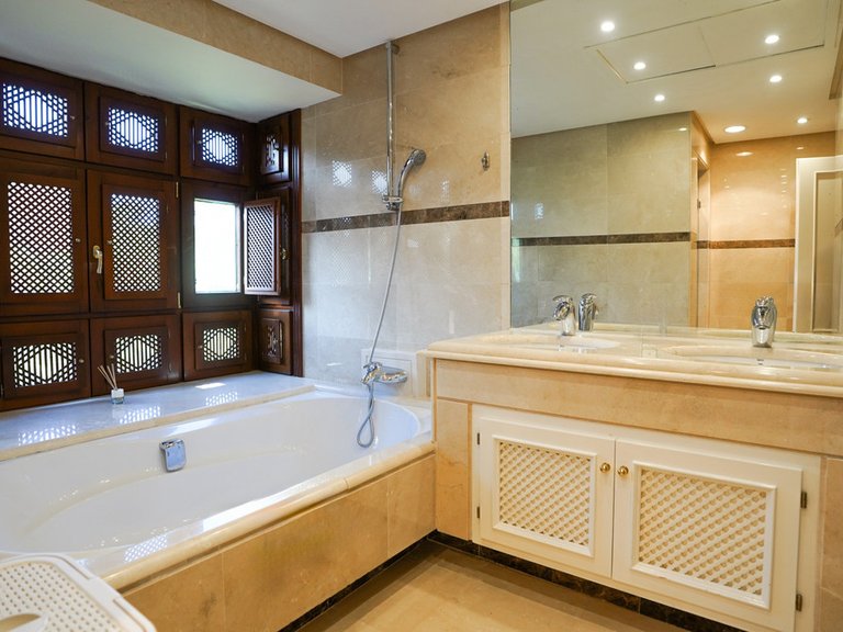 Apartment for Sale in Puerto Banús, Malaga 8