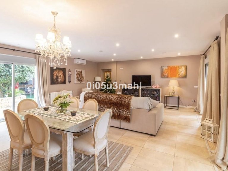 Villa for Sale in Pinares De San Antón, Malaga 1