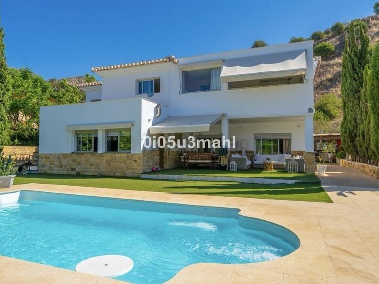 Villa for Sale in Pinares De San Antón, Malaga 24