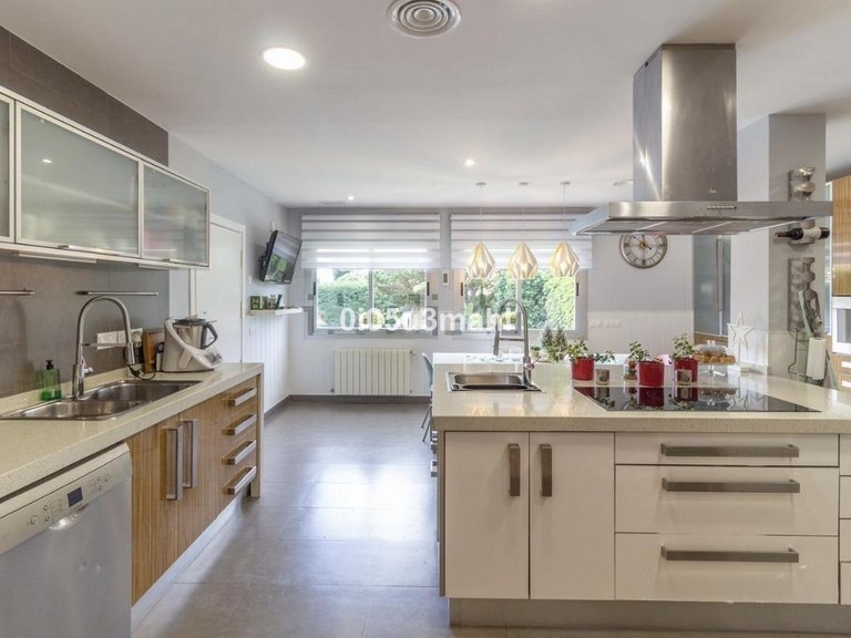 Villa for Sale in Pinares De San Antón, Malaga 4