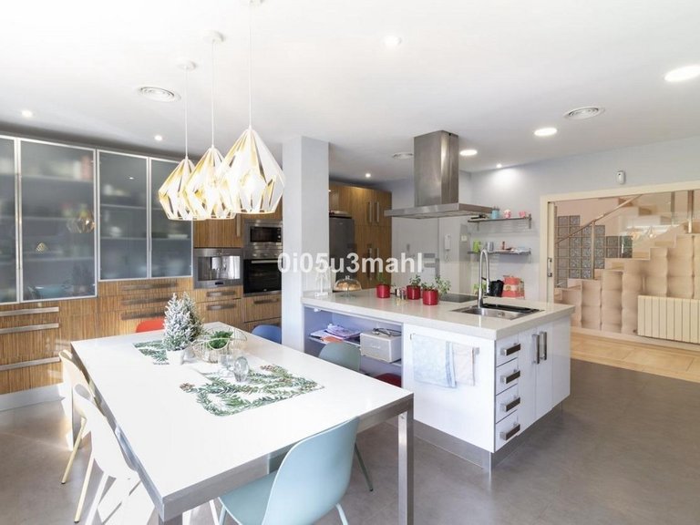 Villa for Sale in Pinares De San Antón, Malaga 5