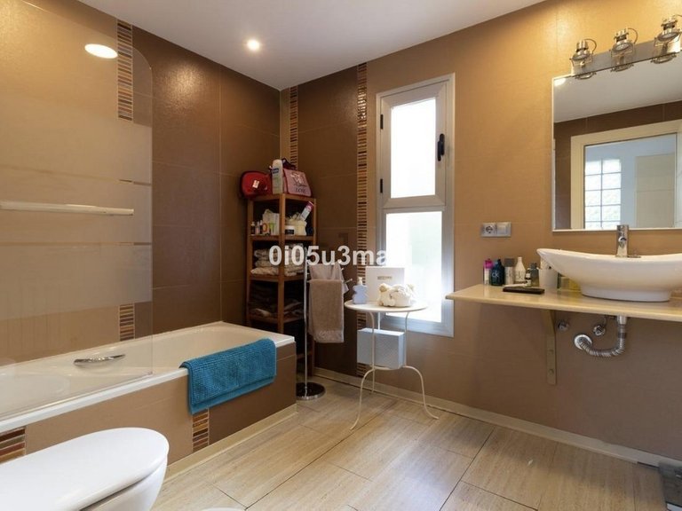 Villa for Sale in Pinares De San Antón, Malaga 9