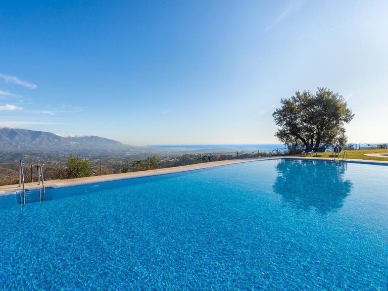 Villa for Sale in La Mairena, Malaga 2