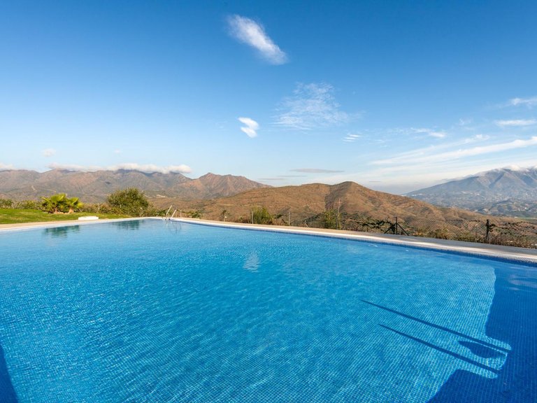 Villa for Sale in La Mairena, Malaga 3