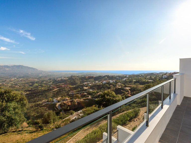 Villa for Sale in La Mairena, Malaga 5