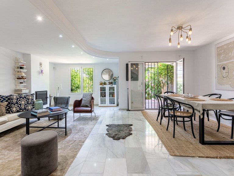 Villa for Sale in The Golden Mile, Malaga 1