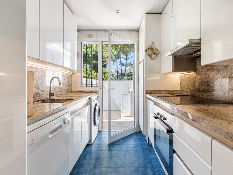 Villa for Sale in The Golden Mile, Malaga 5