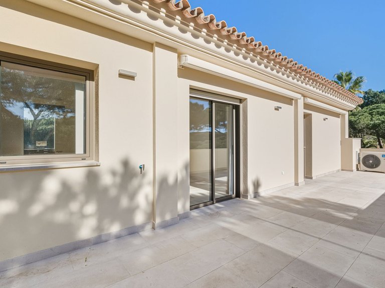 Villa for Sale in Hacienda Las Chapas, Malaga 28