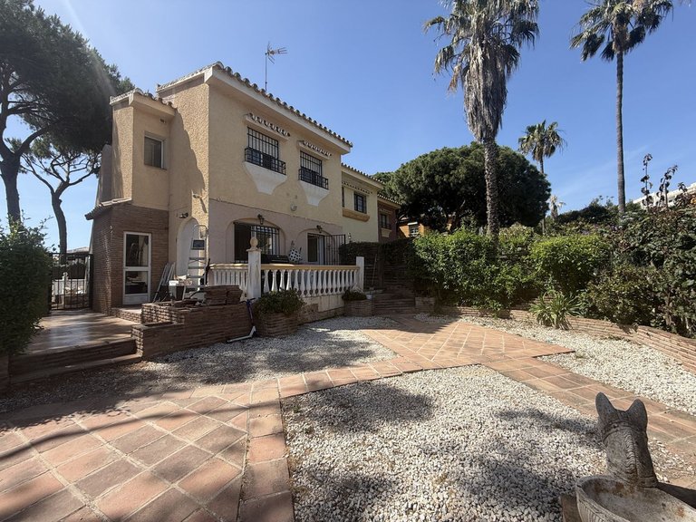 Villa for Sale in Calahonda, Malaga 1