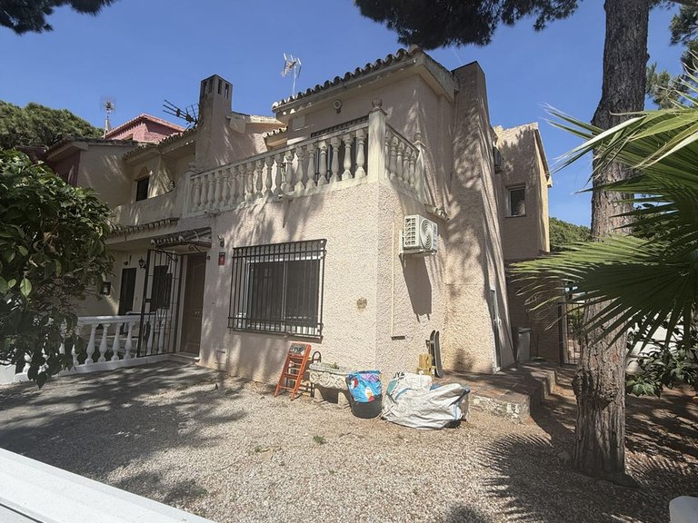 Villa for Sale in Calahonda, Malaga 26