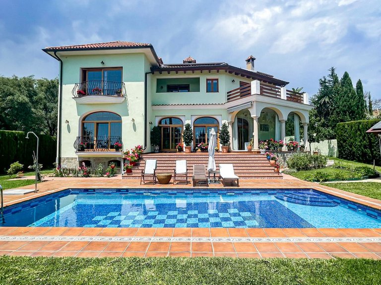Villa for Sale in El Rosario, Malaga 1