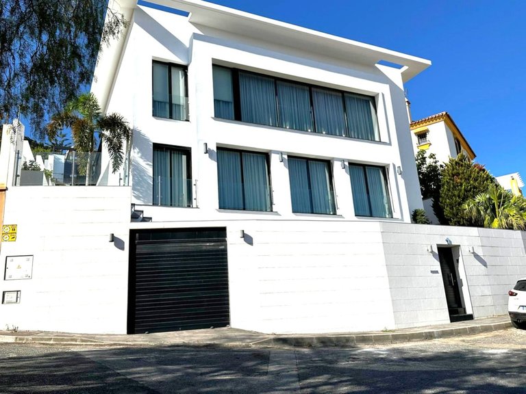 Villa for Sale in Alhaurín De La Torre, Malaga 1