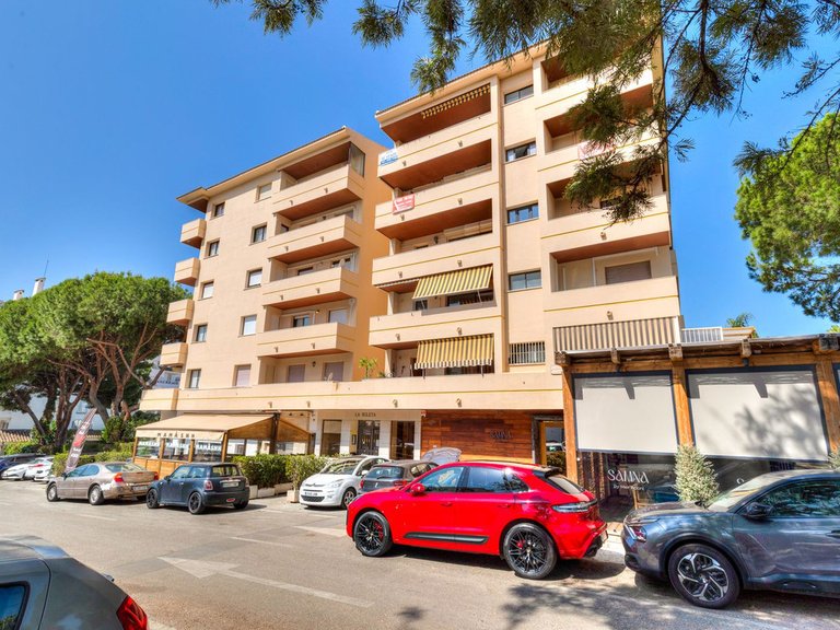 Apartment for Sale in Nueva Andalucía, Malaga 25