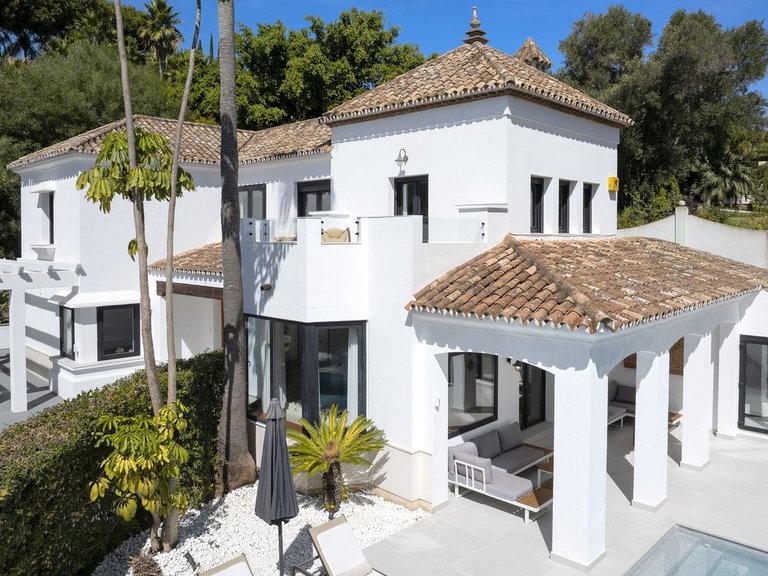 Villa for Sale in El Paraiso, Malaga 4