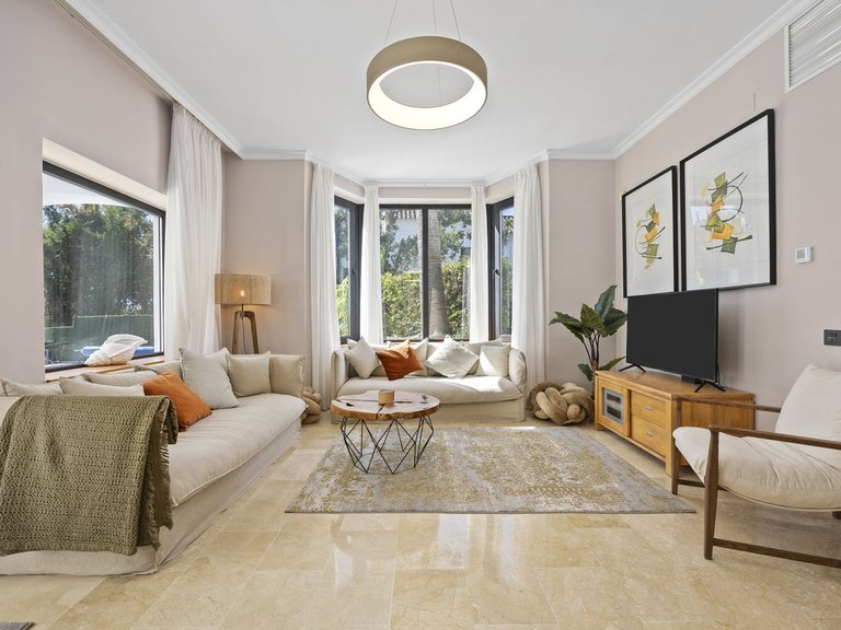 Villa for Sale in El Paraiso, Malaga 5