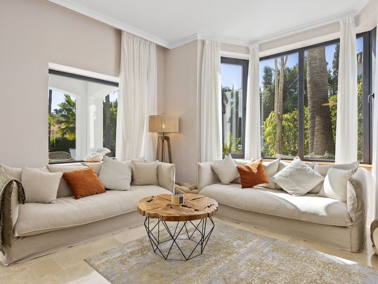 Villa for Sale in El Paraiso, Malaga 6