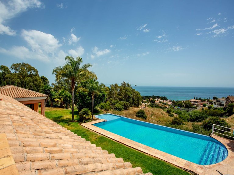 Villa for Sale in Costa del Sol Benalmadena, Malaga 1