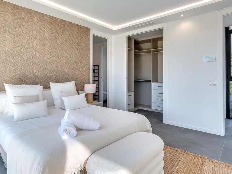 Villa for Sale in El Paraiso, Malaga 15