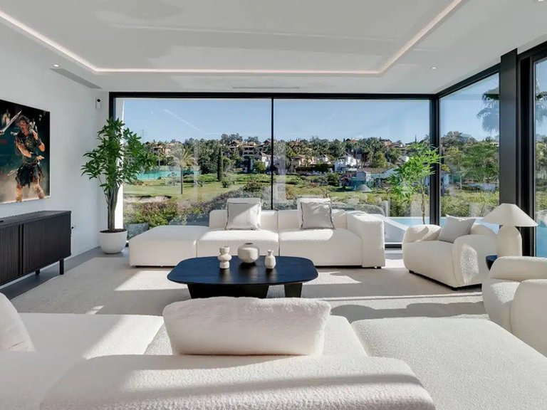 Villa for Sale in El Paraiso, Malaga 2