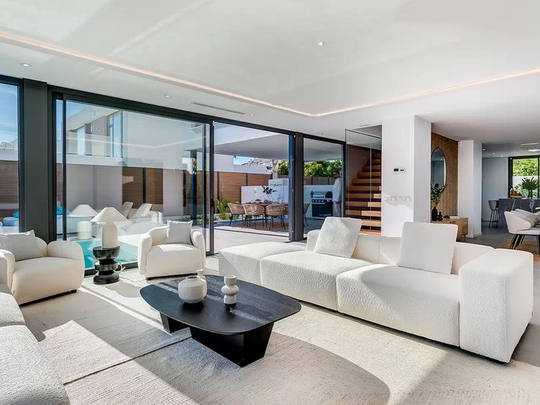 Villa for Sale in El Paraiso, Malaga 4