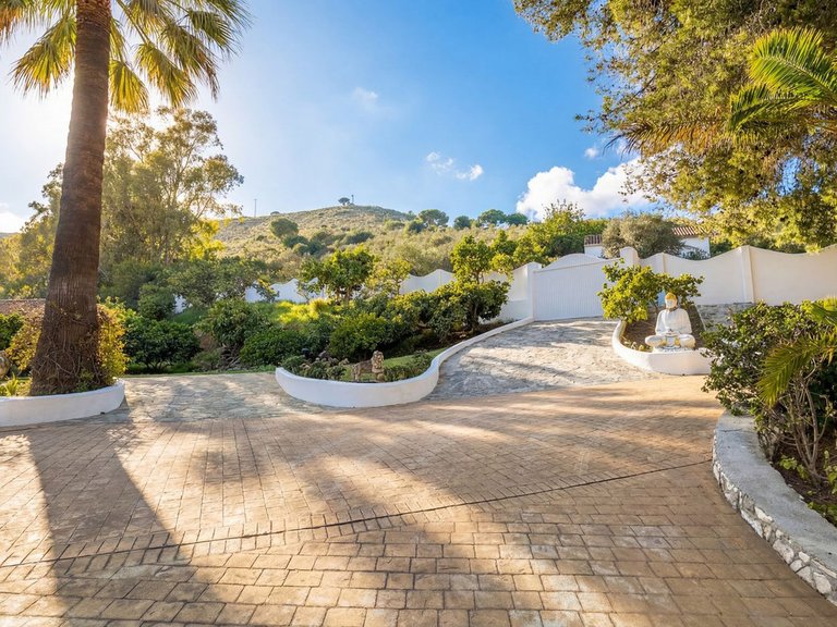 Villa for Sale in Alhaurín El Grande, Malaga 38