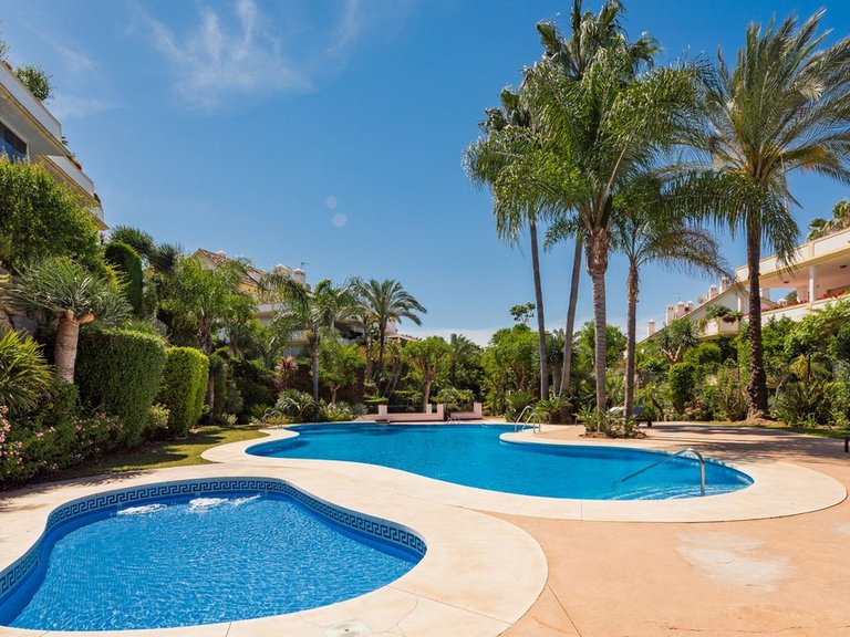 Penthouse for Sale in The Golden Mile, Malaga 23
