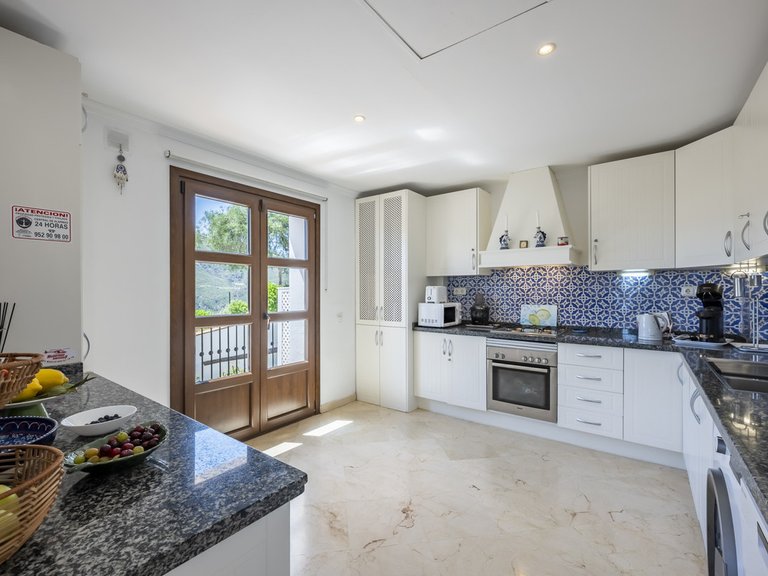 Villa for Sale in Benahavís, Malaga 14