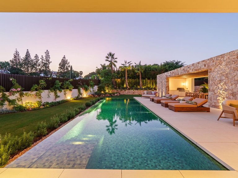 Villa for Sale in The Golden Mile, Malaga 13