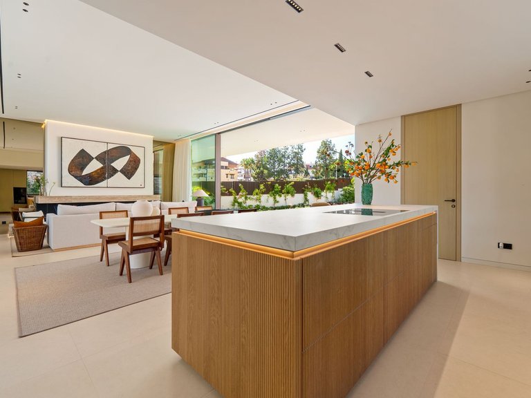 Villa for Sale in The Golden Mile, Malaga 18