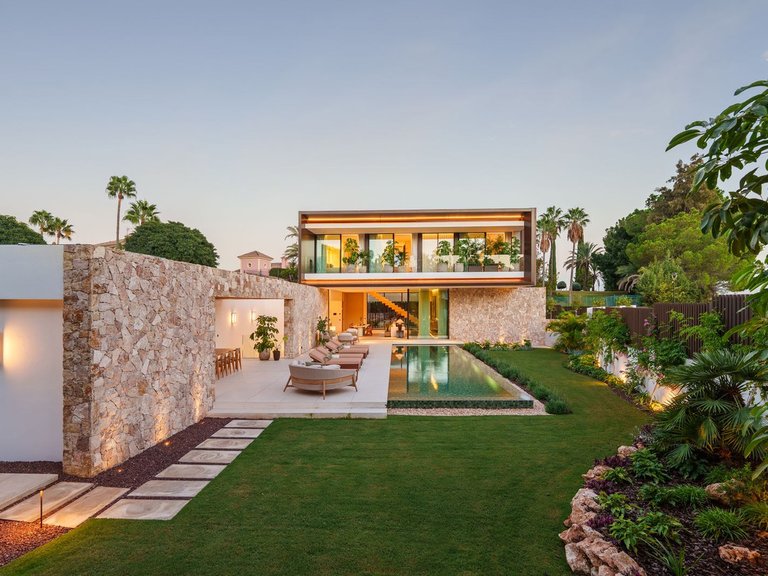 Villa for Sale in The Golden Mile, Malaga 3