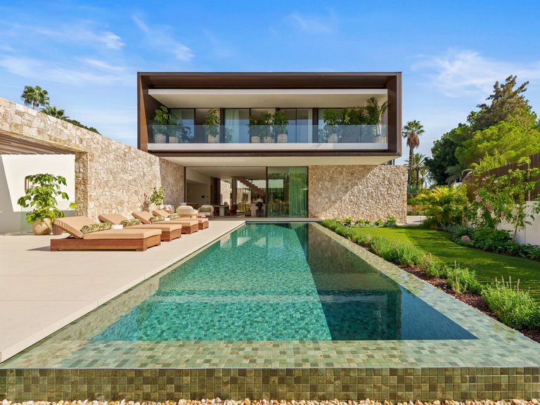 Villa for Sale in The Golden Mile, Malaga 9