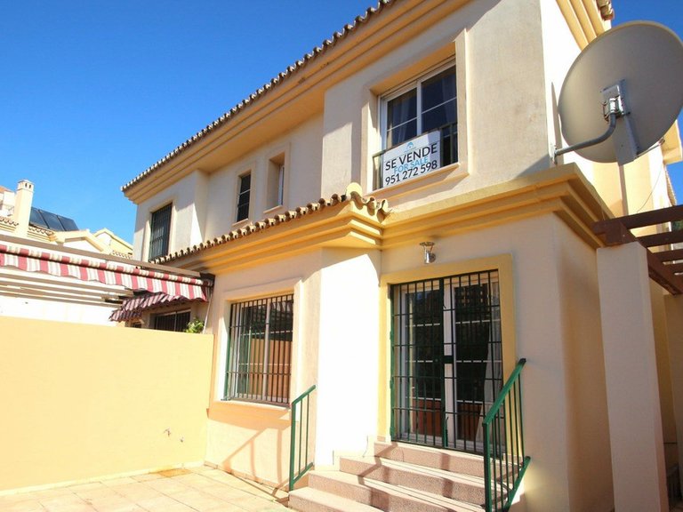 Villa for Sale in Los Pacos, Malaga 1