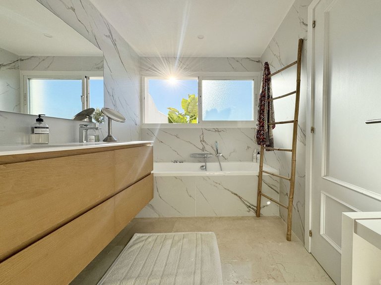 Apartment for Sale in Nueva Andalucía, Malaga 24