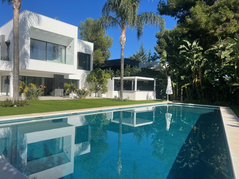 Villa for Sale in Nagüeles, Malaga 2