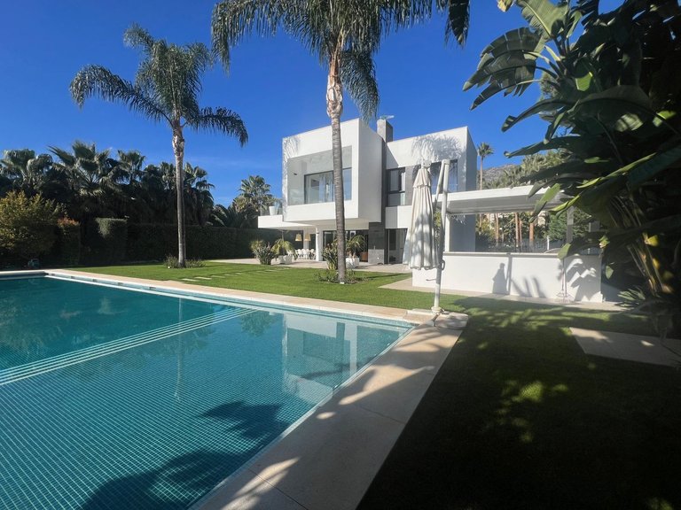 Villa for Sale in Nagüeles, Malaga 20