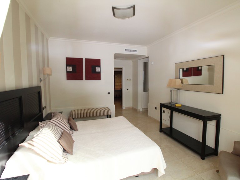 Villa for Sale in The Golden Mile, Malaga 5