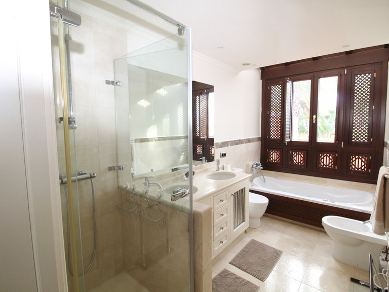 Villa for Sale in The Golden Mile, Malaga 8