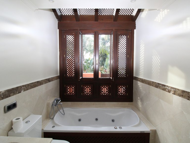 Villa for Sale in The Golden Mile, Malaga 9