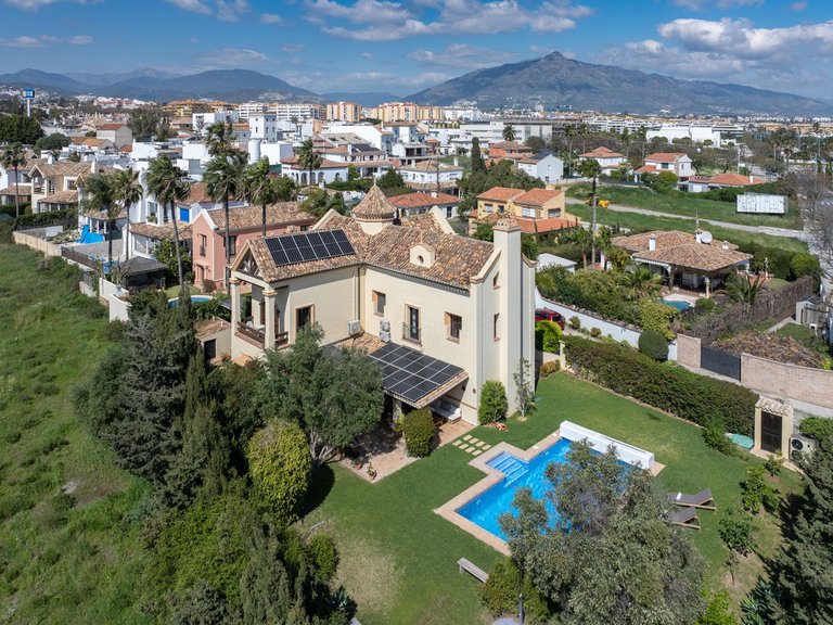 Villa for Sale in San Pedro De Alcántara, Malaga 1